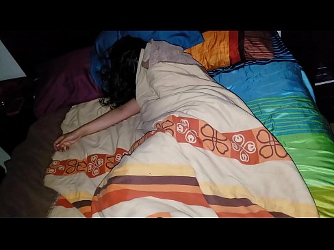 ❤️ Stepson oo garaacaya hooyadeed oo yar intay seexanayso. ️ Galmada dabada